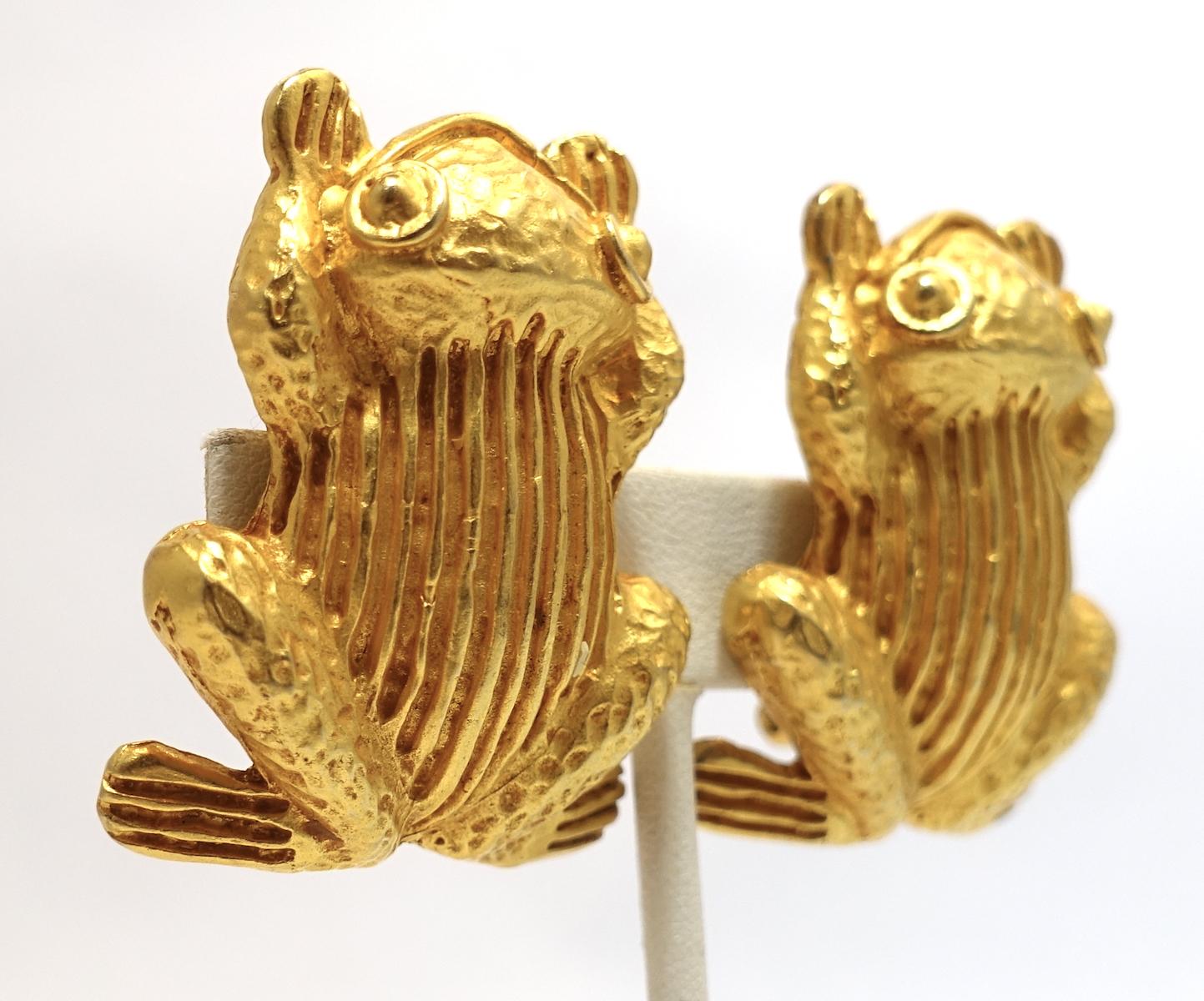 These vintage signed Dominique Aurientis Paris earrings feature a frog design in a gold tone setting,  These clip earrings measure 1-3/4” x 1-3/8” and are signed “Dominique Aurientis Paris”.  They are in excellent condition.