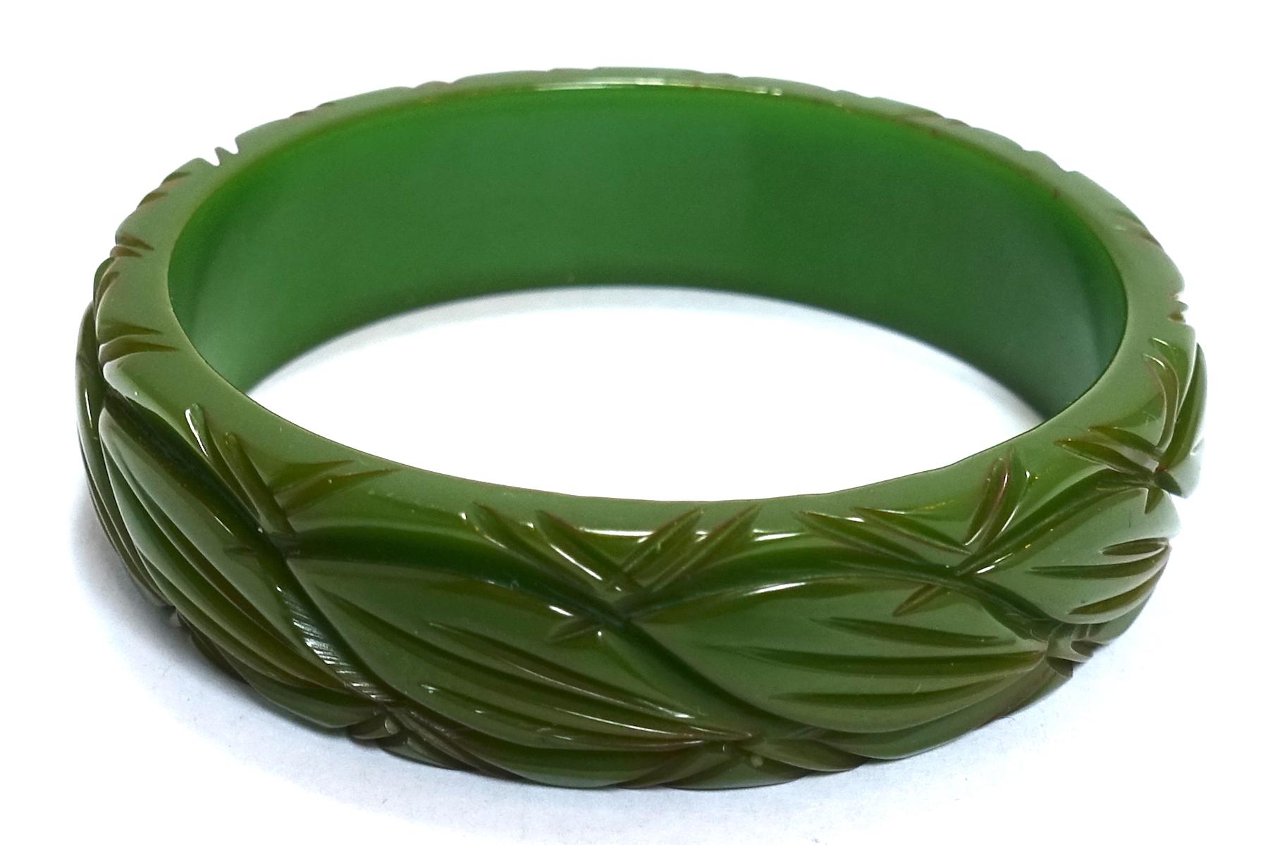 Green Bakelite Vintage Heavily Carved Bangle Bracelet In Excellent Condition In New York, NY
