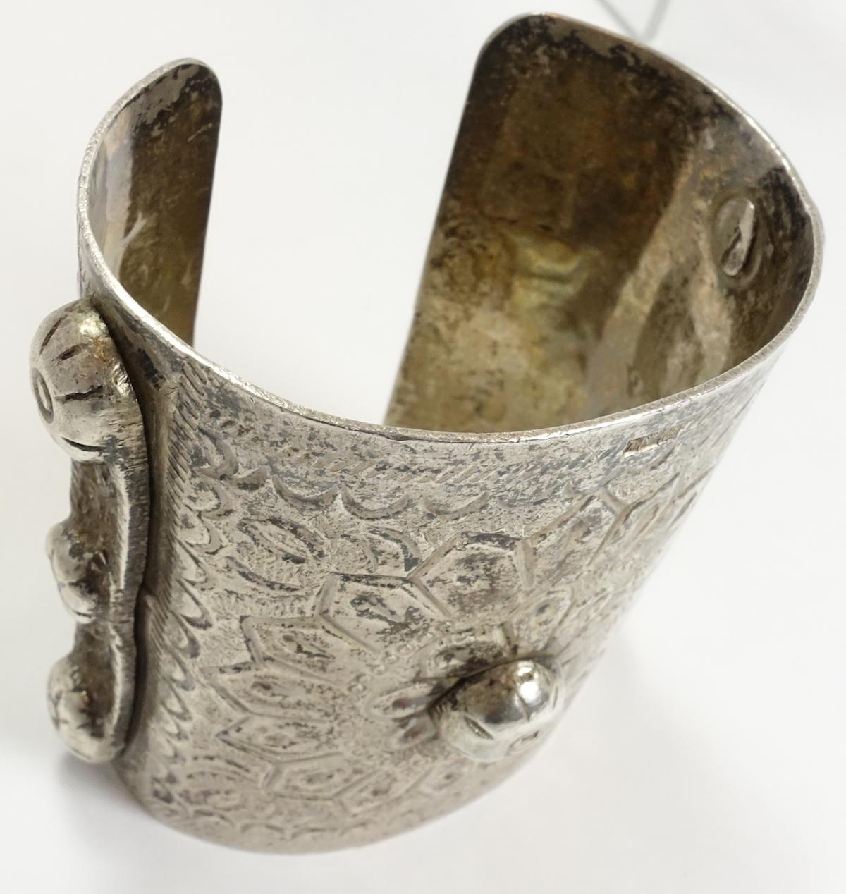 Vintage Handmade Wide 5-1/2 oz Sterling Silver Heavily Carved Cuff Bracelet In Good Condition For Sale In New York, NY