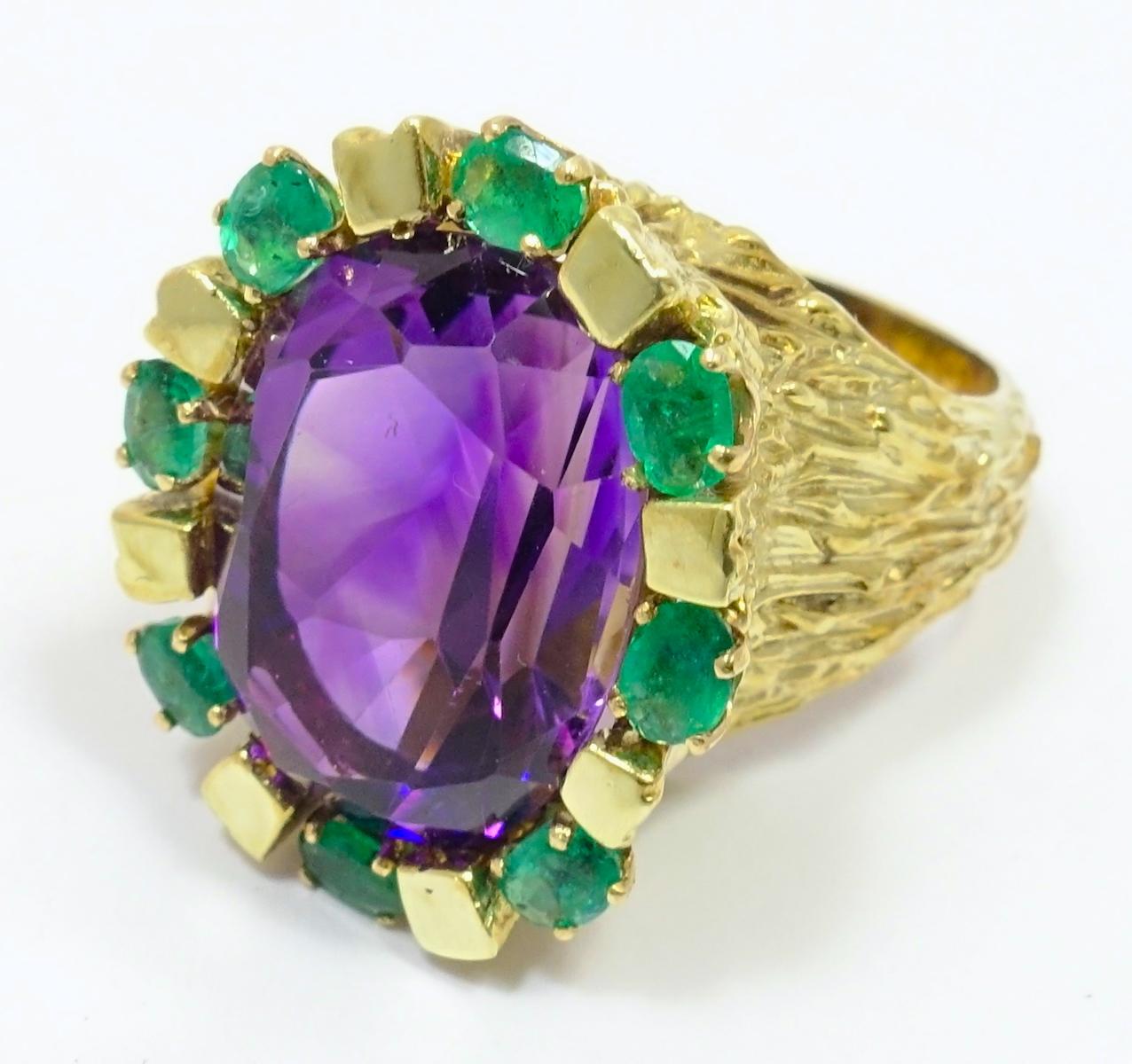 Vintage 14kt Gold, 12ct Amethyst, 1/2ct Oval Emeralds Ring, Size9 In Good Condition For Sale In New York, NY