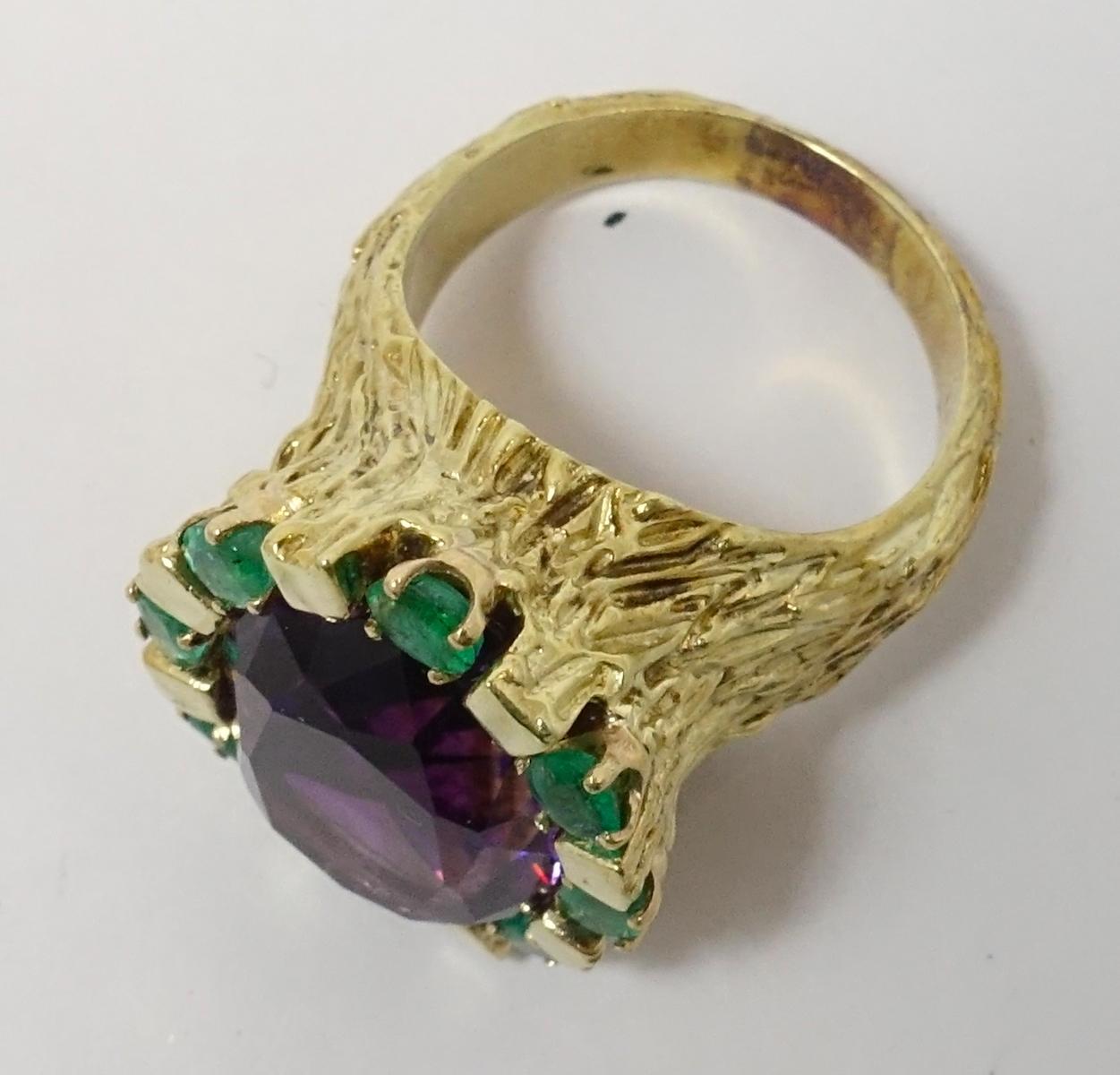 Women's or Men's Vintage 14kt Gold, 12ct Amethyst, 1/2ct Oval Emeralds Ring, Size9 For Sale