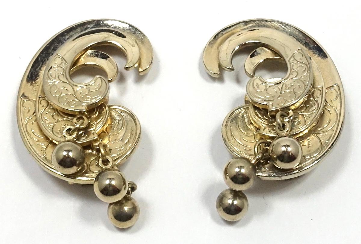 Vintage Gold Tone Swirl Clip Earrings In Good Condition In New York, NY