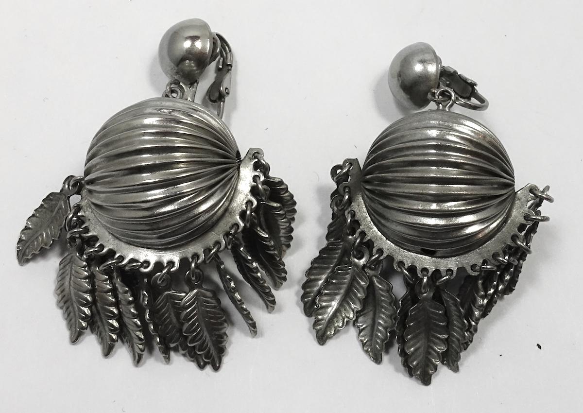 Vintage Silver Tone Ribbed Dome Dangle Earrings In Good Condition For Sale In New York, NY