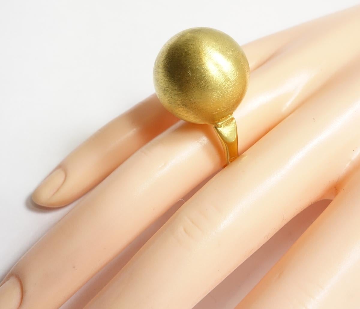 Vintage 1970s Large Gold Ball Ring, Sz 6.5 In Excellent Condition In New York, NY