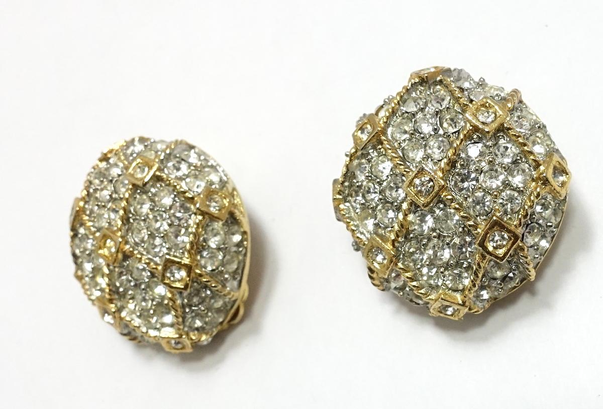 Vintage Clear Crystal Gold-Tone Clip Earrings In Good Condition For Sale In New York, NY