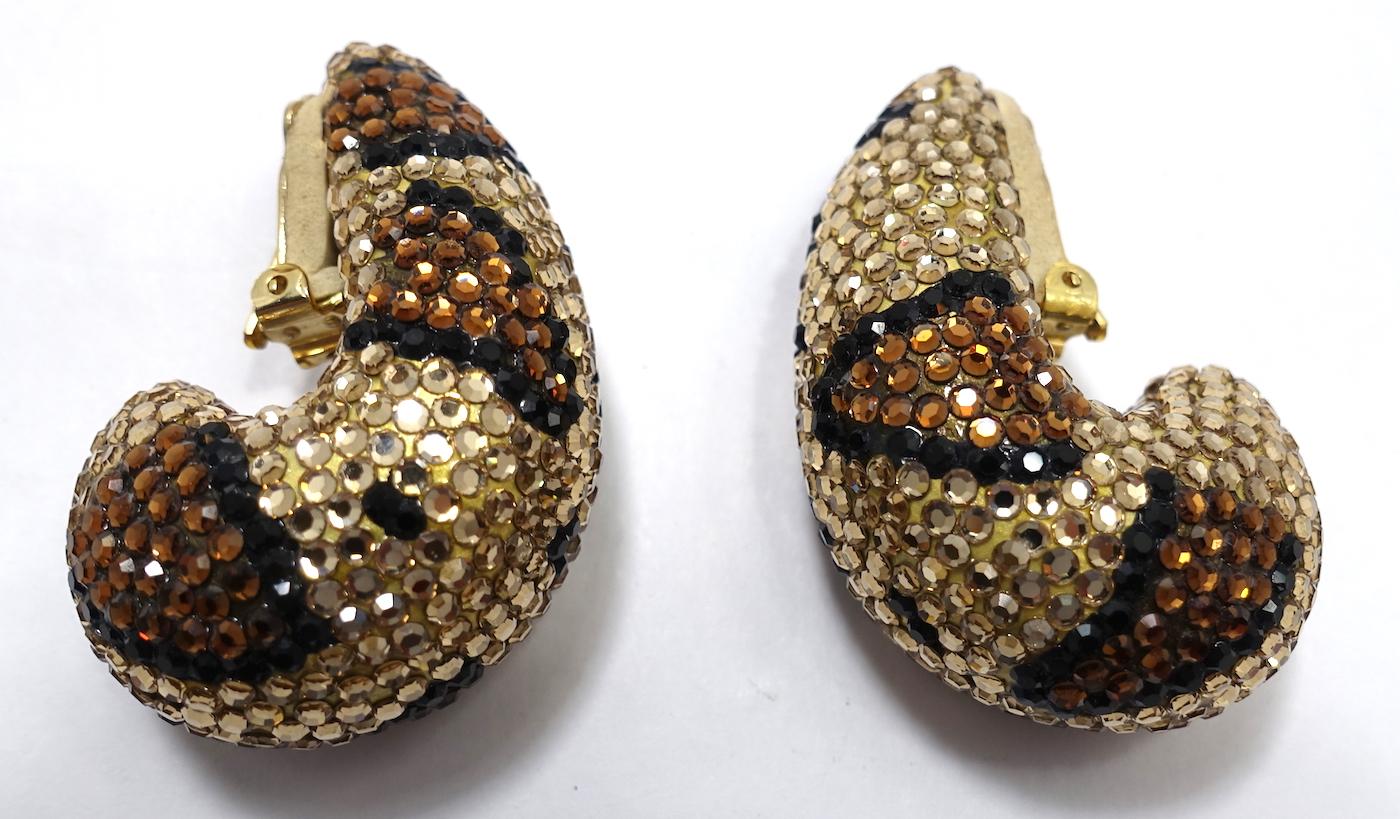 These vintage signed Richard Kerr earrings feature champagne, black and brown rhinestones in a gold-tone setting.  These clip earrings measure 2” x ¾”, are signed “Richard Kerr” and are in excellent condition.