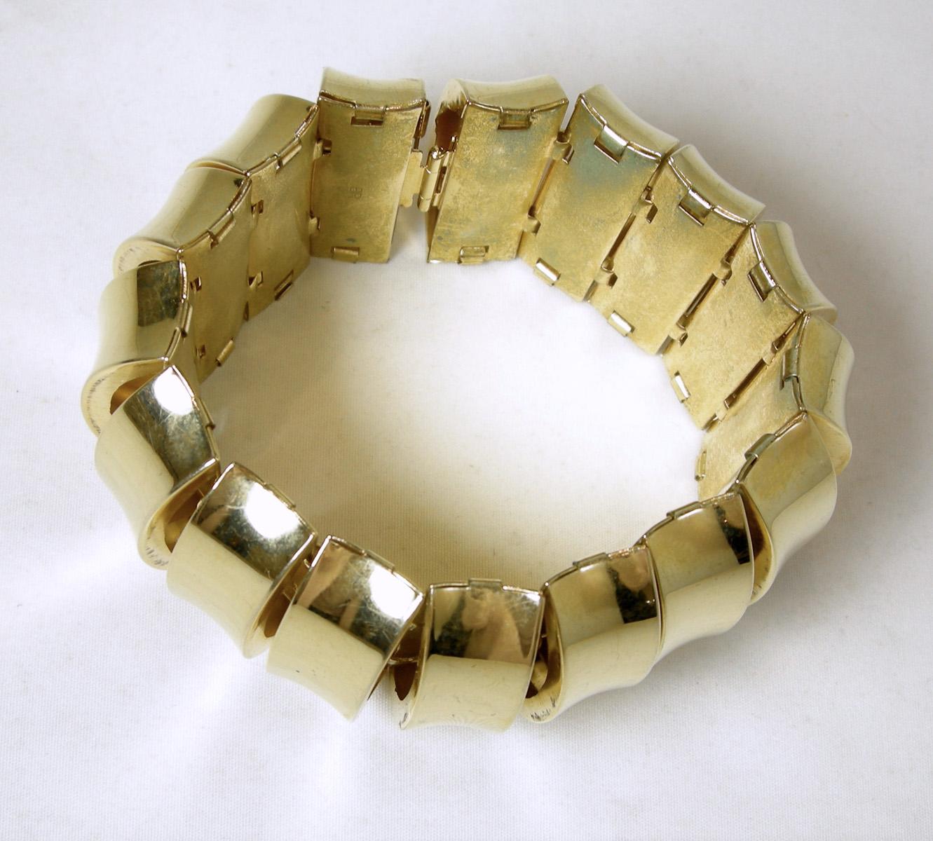 Vintage Signed Gold Tone Bracelet In Excellent Condition In New York, NY