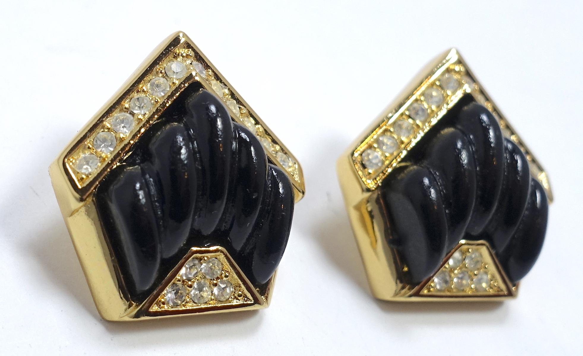 These vintage earrings feature a rippled Lucite with clear crystal accents in a gold tone setting.  These pierced earrings measure 1” x 1” and are in excellent condition.