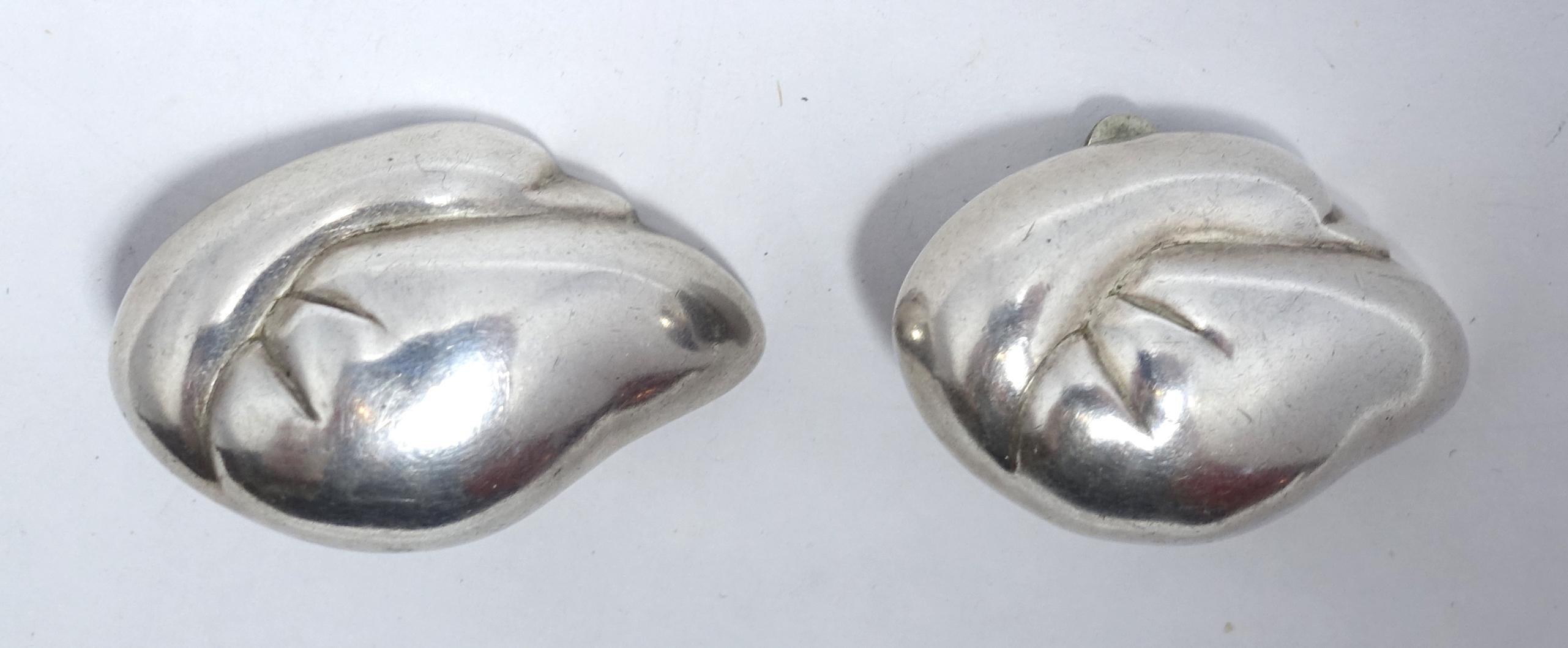 These vintage sterling silver earrings are by Von Musulin in a leaf design.  These clip earrings measure 1-3/8” x 7/8” and are signed “Von Musulin”. They are in excellent condition.