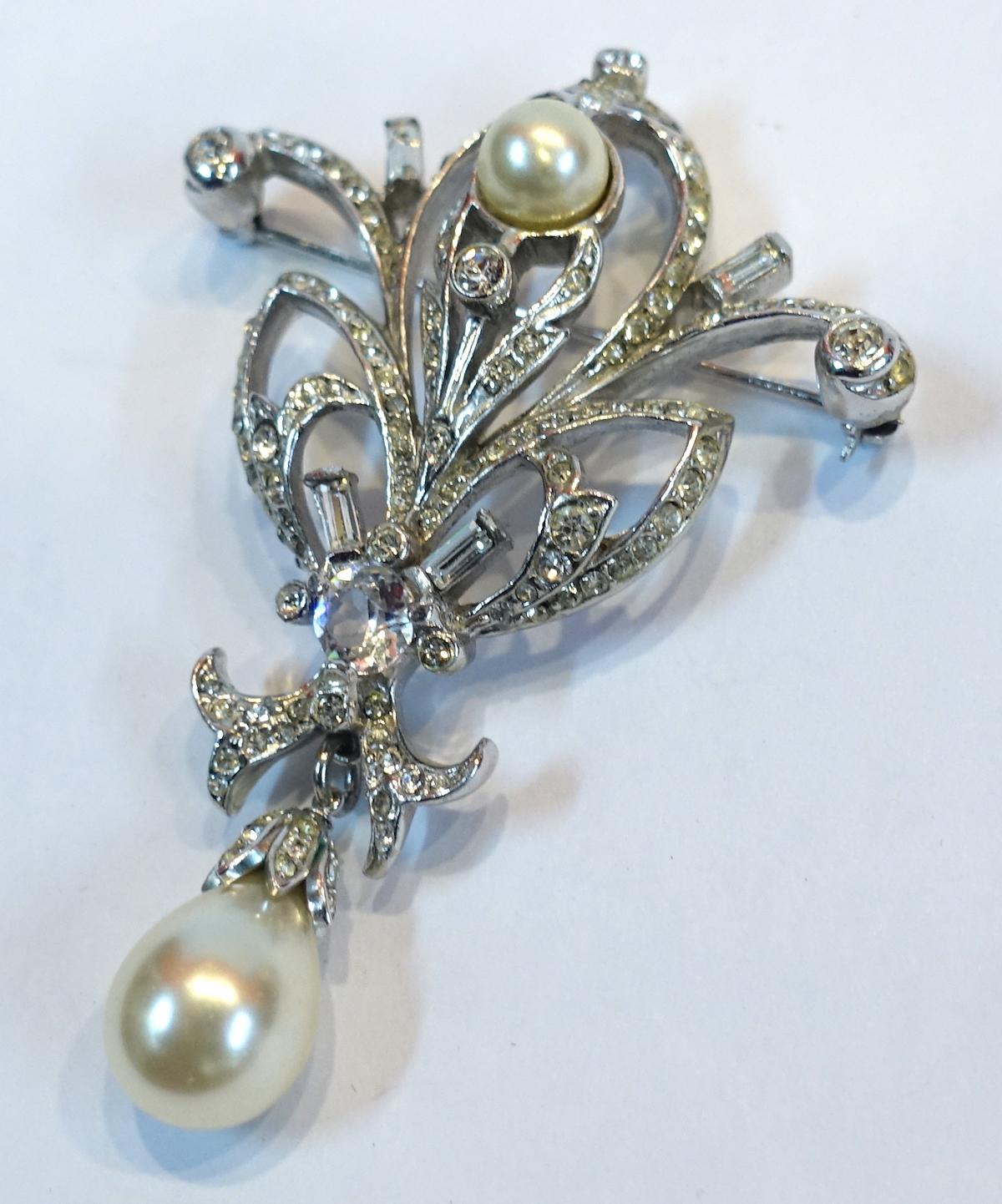 Vintage Signed Reja Faux Pearl & Crystals Dangling Brooch In Good Condition For Sale In New York, NY