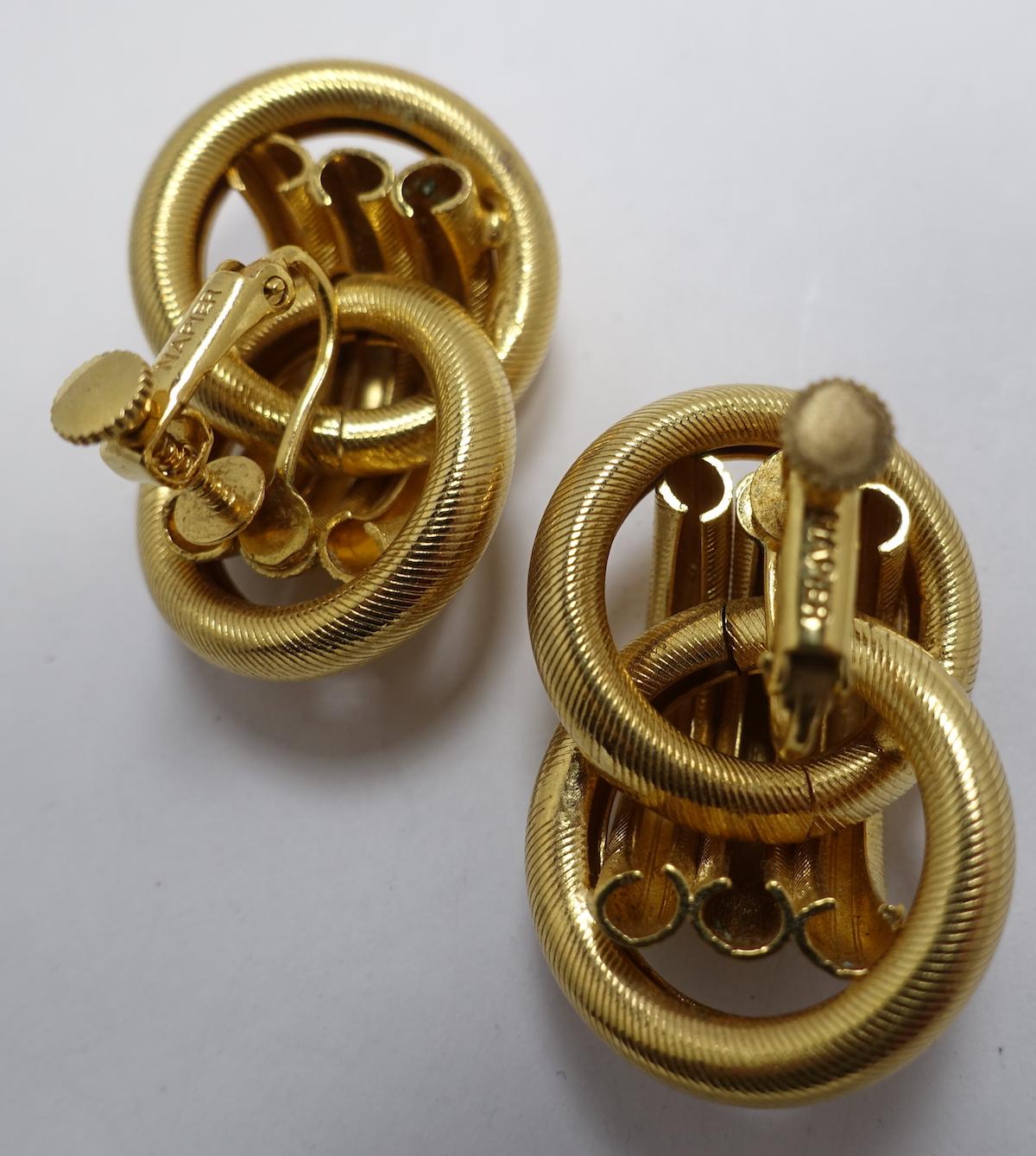 Vintage Signed Napier Gold Tone Clip Earrings In Good Condition For Sale In New York, NY