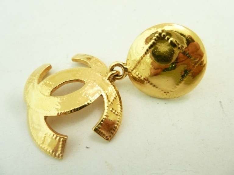 Vintage Signed Chanel 94P Logo Earrings In Excellent Condition For Sale In New York, NY
