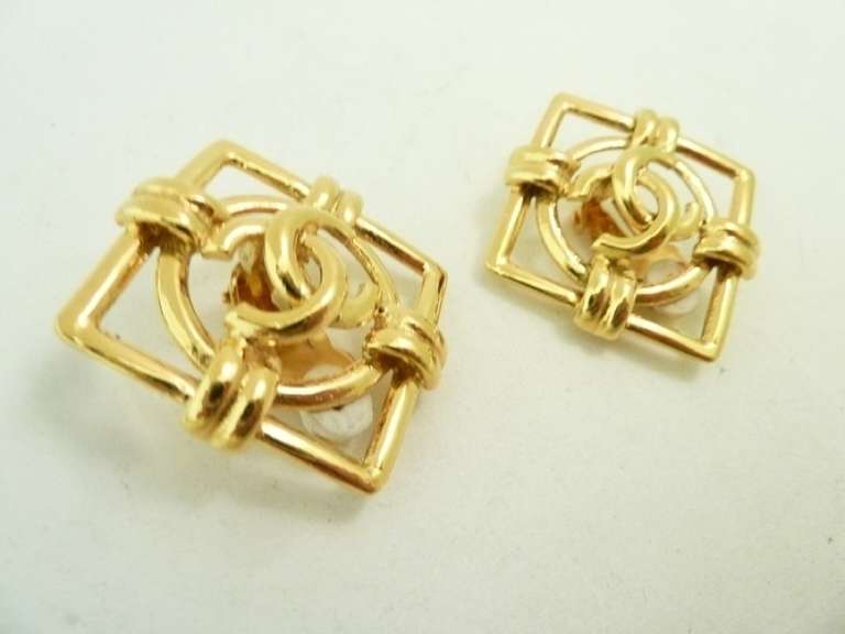 These 1970’svintage signed Chanel earrings feature the famous CC logo in a gold-tone setting.  In excellent condition, these clip earrings measure 1 ½” in diameter and are signed Chanel 29 Made in France.