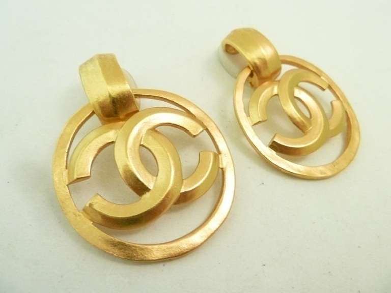 I am happy when I find these earrings. These vintage signed Chanel earrings feature the famous CC logo design in a gold-tone setting. In excellent condition, these clip earrings measure 2 1/8” x 1 ¾” and are signed Chanel 96P Made in France.
