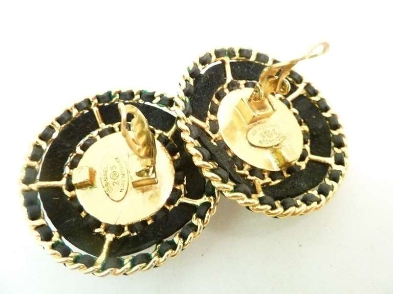 Chanel 25 Large Vintage Earrings In Excellent Condition For Sale In New York, NY