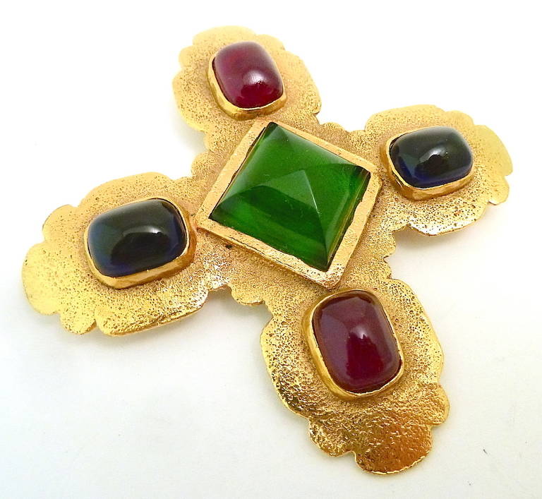 This vintage signed Chanel brooch pin features a maltese cross design with cranberry and green color Gripoix glass in a gold-tone setting. It is very difficult to find these vintage pieces and we were stunned to see the glass and pin in excellent