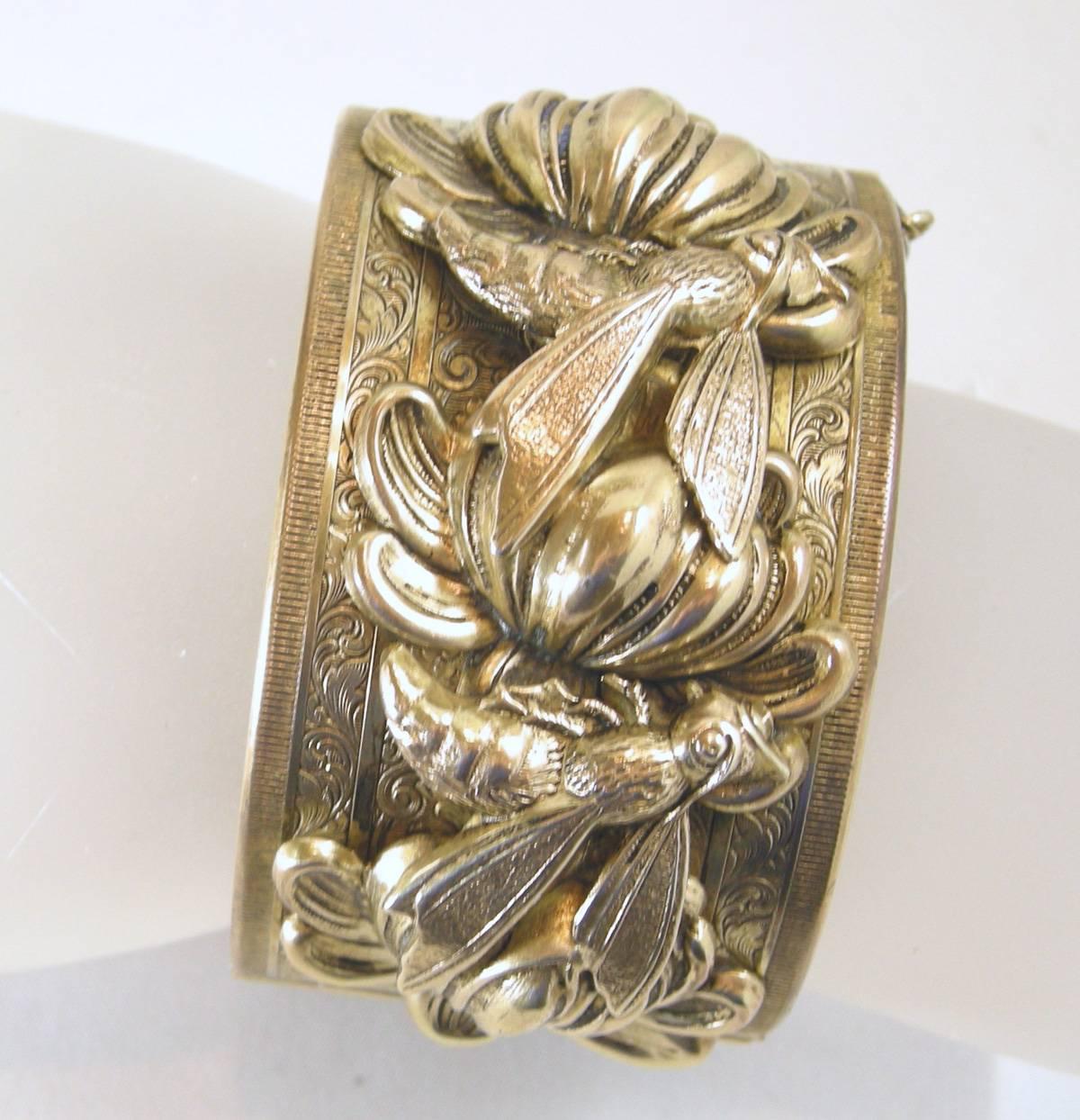 Vintage Heavily Carved Bumble Bee Flower Bracelet In Excellent Condition In New York, NY