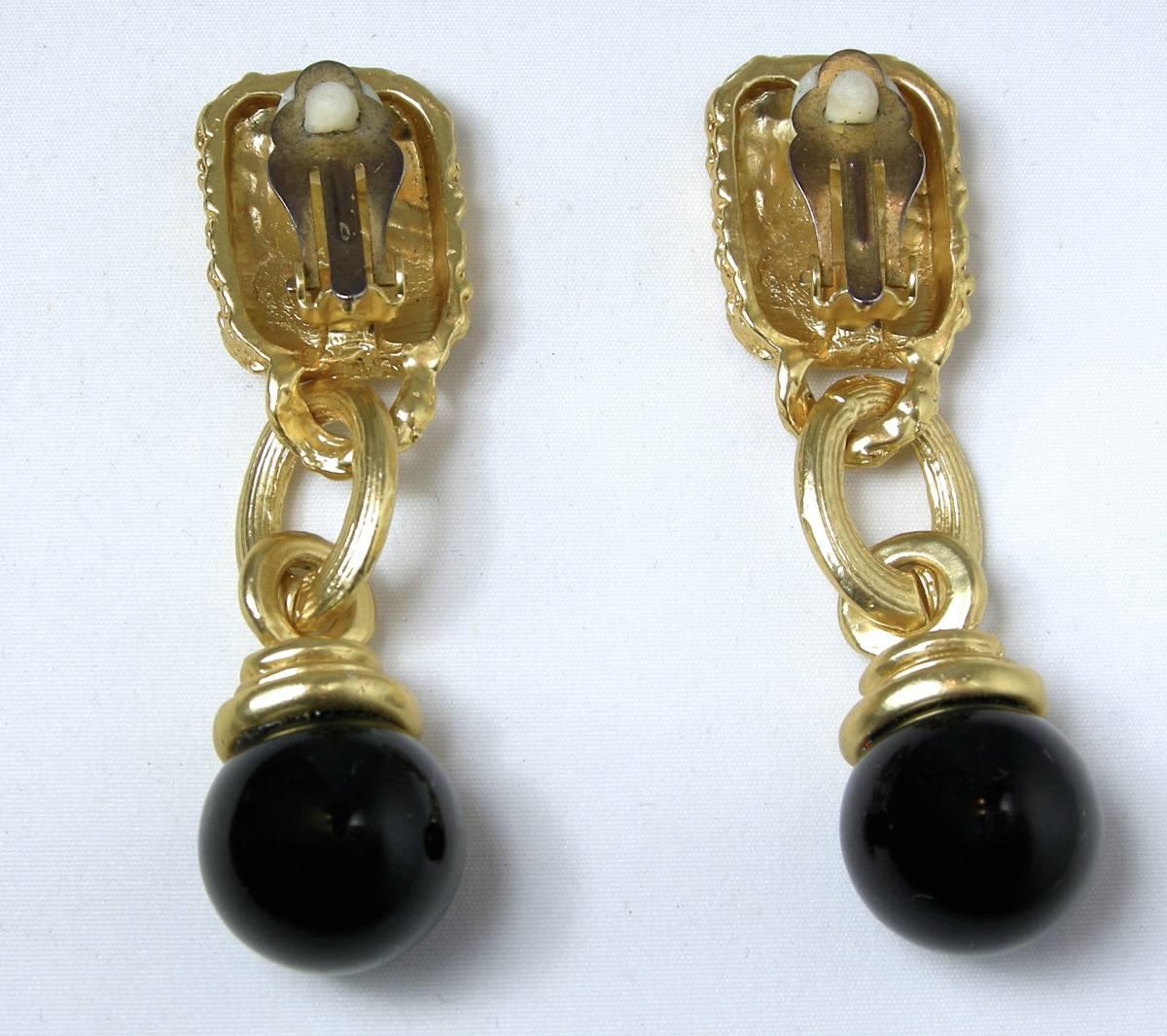 These vintage signed Graziano earrings feature a leopard design with black and topaz color rhinestone in a gold-tone metal setting.  These clip earrings measure 3” x 1” and are signed “Graziano”. They are in excellent condition.
