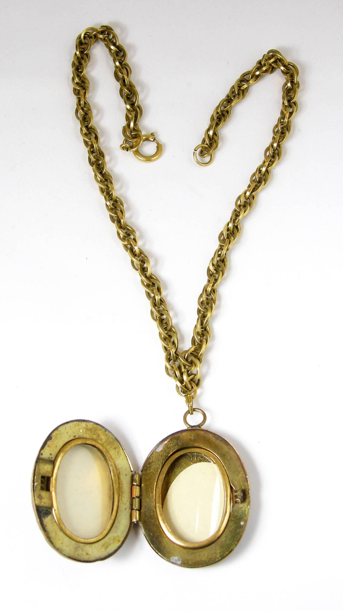 Vintage 1950s 3-Dimensional Locket Necklace In Excellent Condition In New York, NY