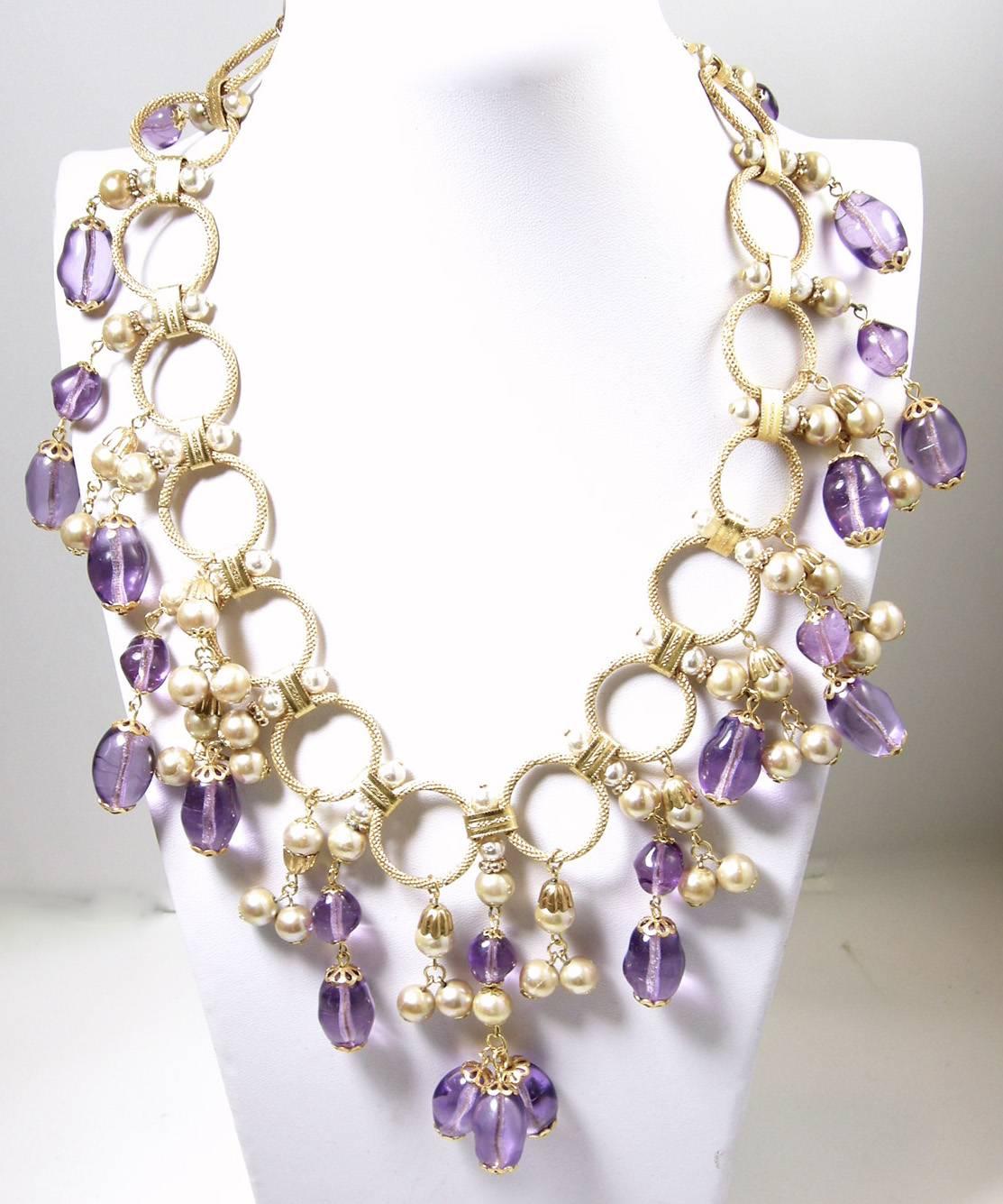 1950s Lavender Glass, Pearls And Golden Rings Necklace  In Excellent Condition In New York, NY