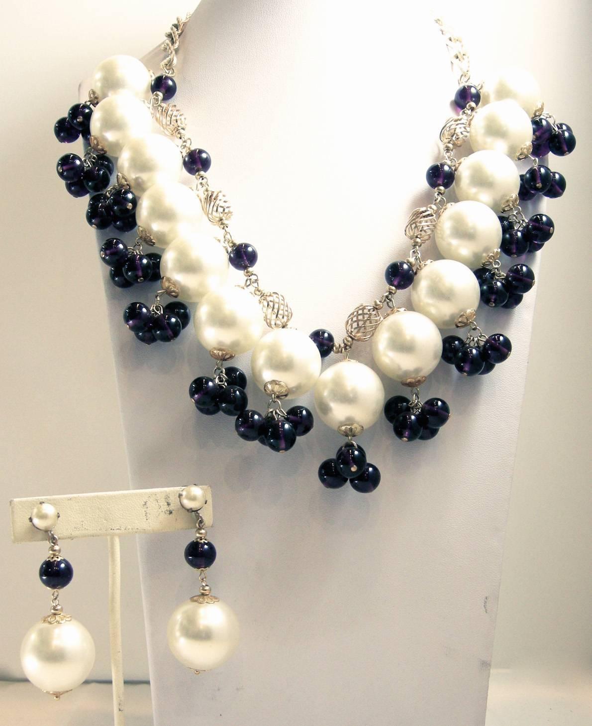 Runway Large Pearl And Grape Colored Beads Bib And Earrings Set In Excellent Condition In New York, NY