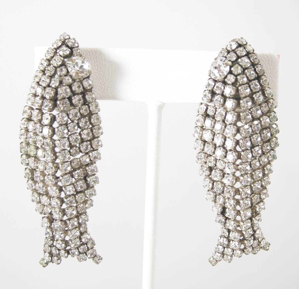 I love these 50s fish earrings with clear rhinestone accents in a silver tone metal setting.  These clip earrings measure 2-1/2” x 3/4” and are in excellent condition.
