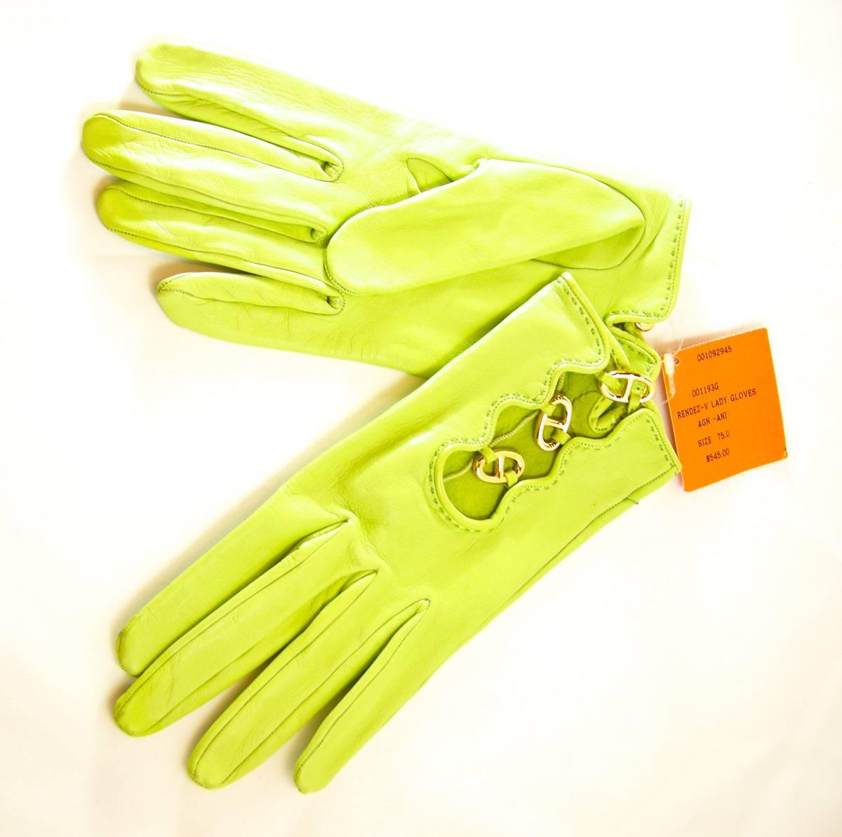 These beautiful authentic Hermes soft green leather gloves almost feel like silk.  Never worn and it has its original tag which says it sold for $545.00. It is a size 7.  It has 3 Hermes famous links on each glove. They are in excellent condition. 
