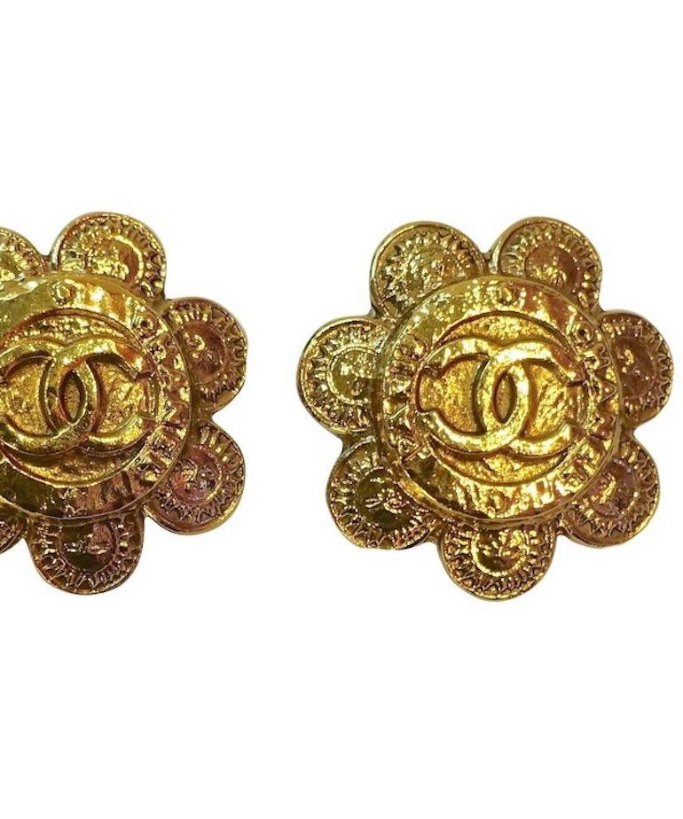 Vintage Chanel Season 28 Floral Double Cs Earrings In Excellent Condition For Sale In New York, NY