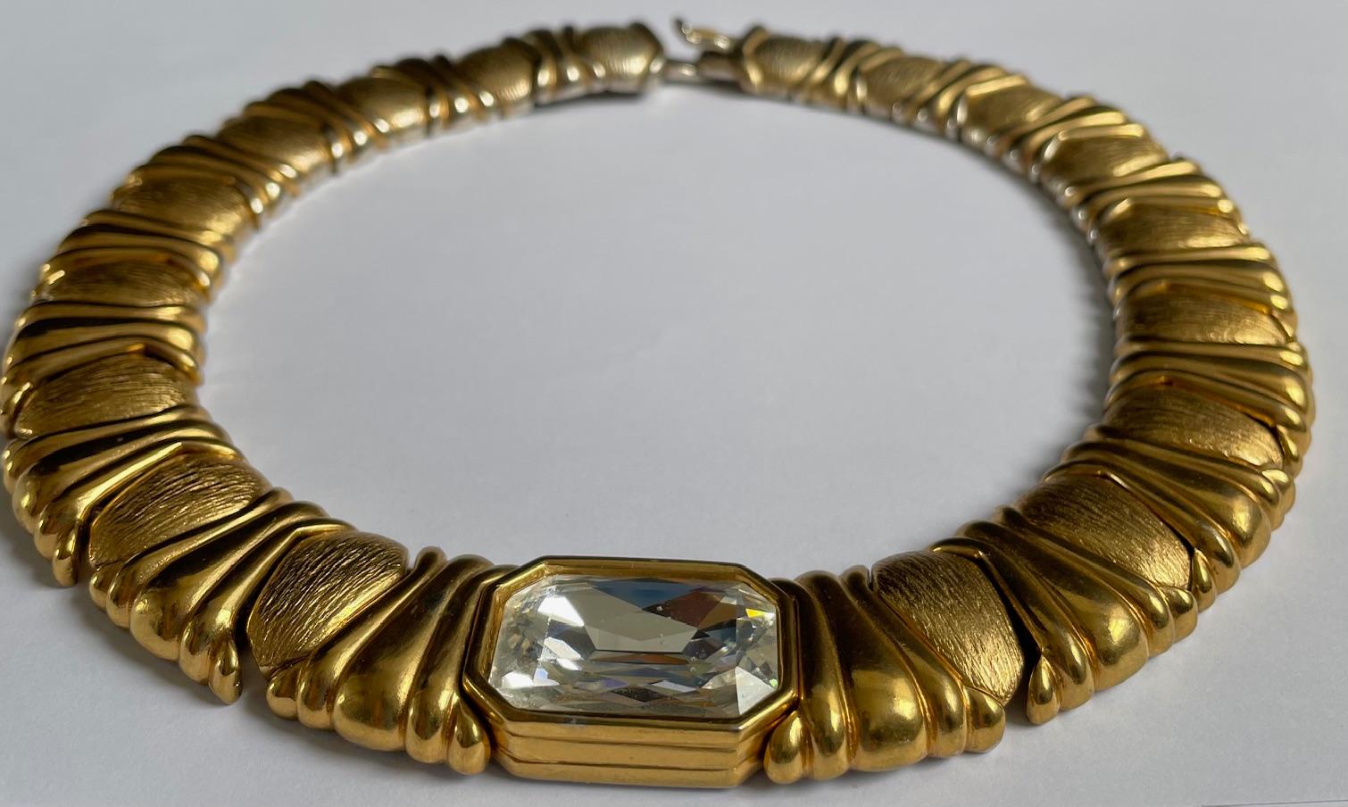 Vintage YVES SAINT LAURENT Gold Plated Textured Emerald Crystal Necklace 1980s In Good Condition For Sale In London, GB