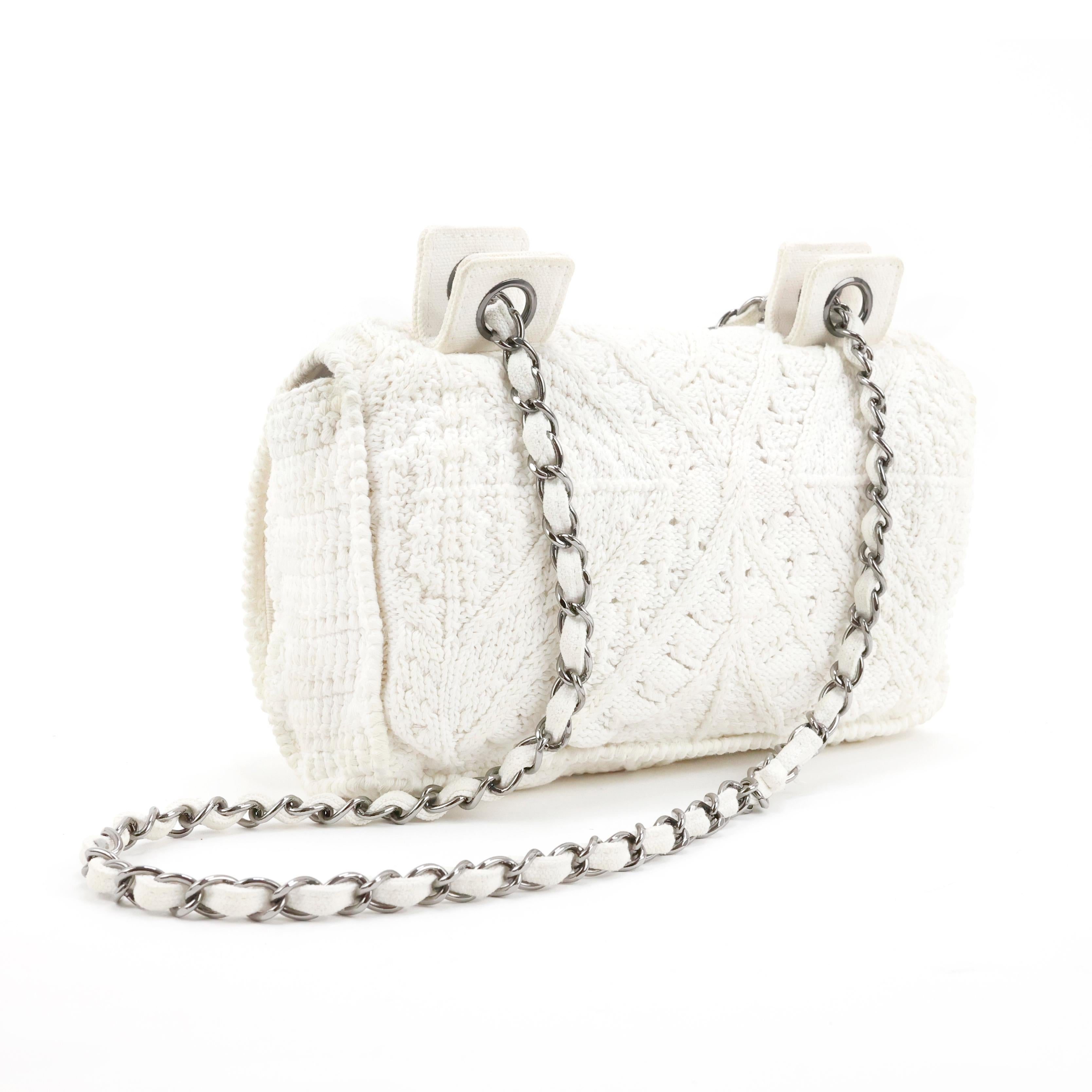 Seltene Chanel Klappentasche CC Logo in Häkelstoff Farbe weiß, Silber Hardware.

Bedingung:
Wirklich gut, zu beachten: leichte Vergilbung auf dem Stoff.

Abmessungen:
23cm x 14cm x 8cm