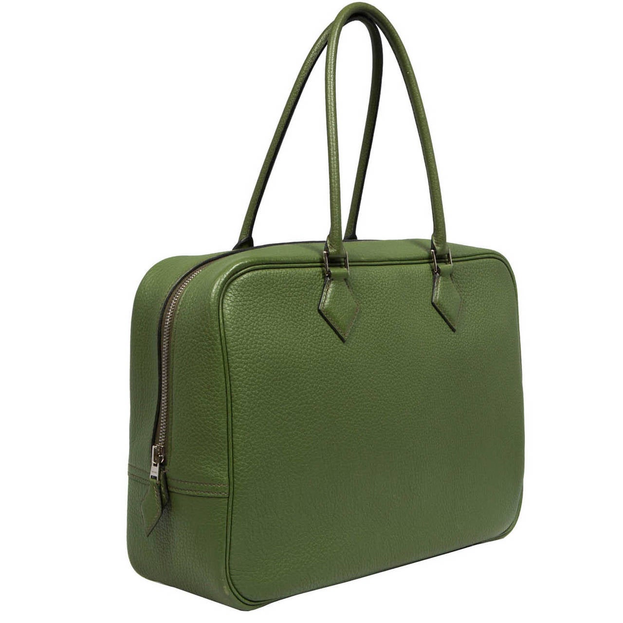 This flawless Plume bag from Hermès comes in Olive Green Togo Leather and features silver and palladium-plated hardware, curved handles and three interior open pockets.

Materia: Togo Leather

Measurements: Length:32cm Width: 10cm Height: