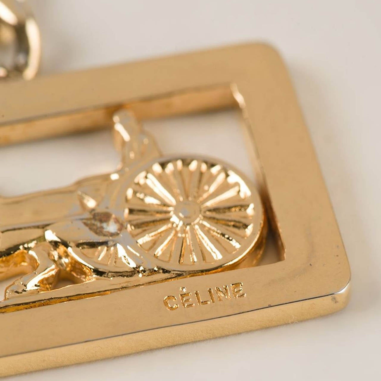 This vintage Gold-tone keychain from Céline features the brands signiture Horse and carriage logo on a chain.

Measurements: Width: 4cm, Length: 10cm

Material: Gold-tone Metal

Colour: Gold