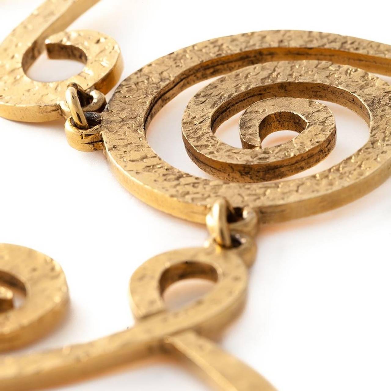 This stunning vintage necklace from Chanel features a Gold-tone swirl design and a torque closure.

Measurements: Width: 9cm, Circumference: 47cm

Material: Gold-tone Metal

Colour: Gold
