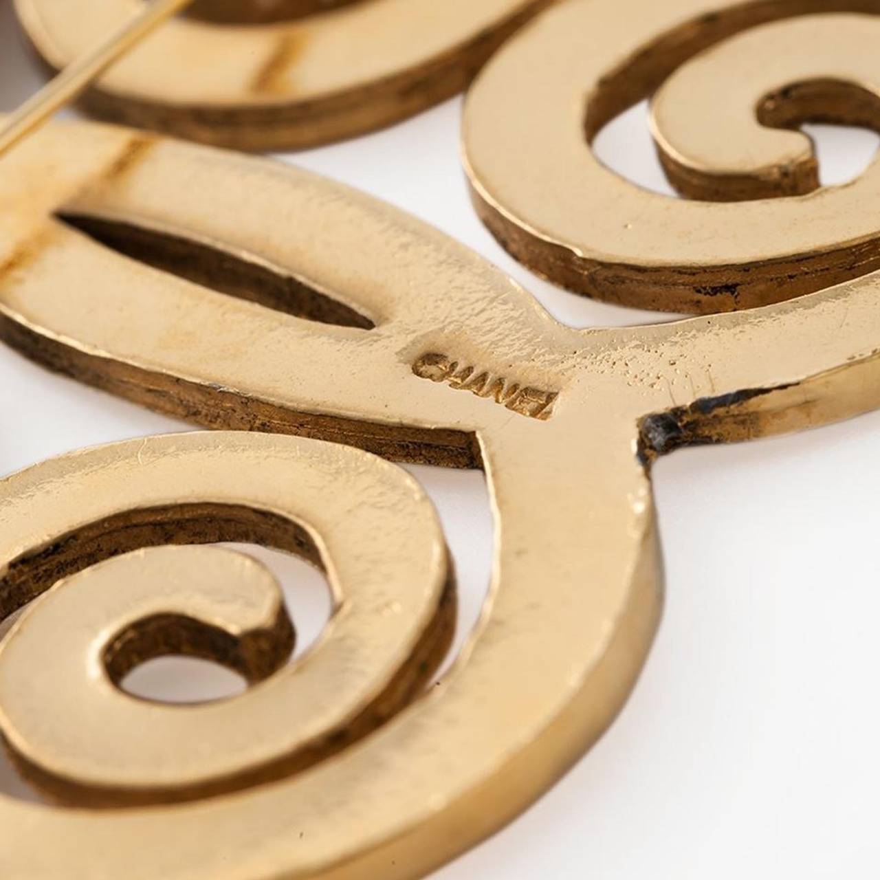 This charming Gold-tone vintage brooch from Chanel features a swirl design and is the perfect accessory for any outfit night or day.

Measurements: Width: 6.5cm, Length: 6.5cm

Material: Gold -tone Metal

Colour: Gold