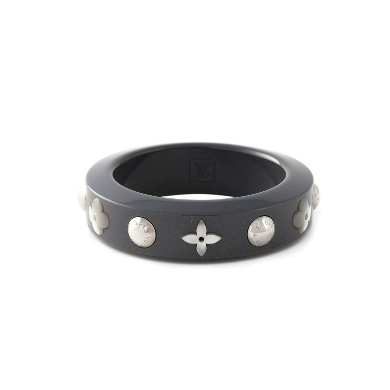 This Grey Resin Monogram motif bangle from Louis Vuitton features glitter details, silver-tone logo studs and resin flowers.

Measurements: Width: 1.5 cm, Circumference: 20.3 cm

Material: Resin, Metal

Colour: Grey, Silver