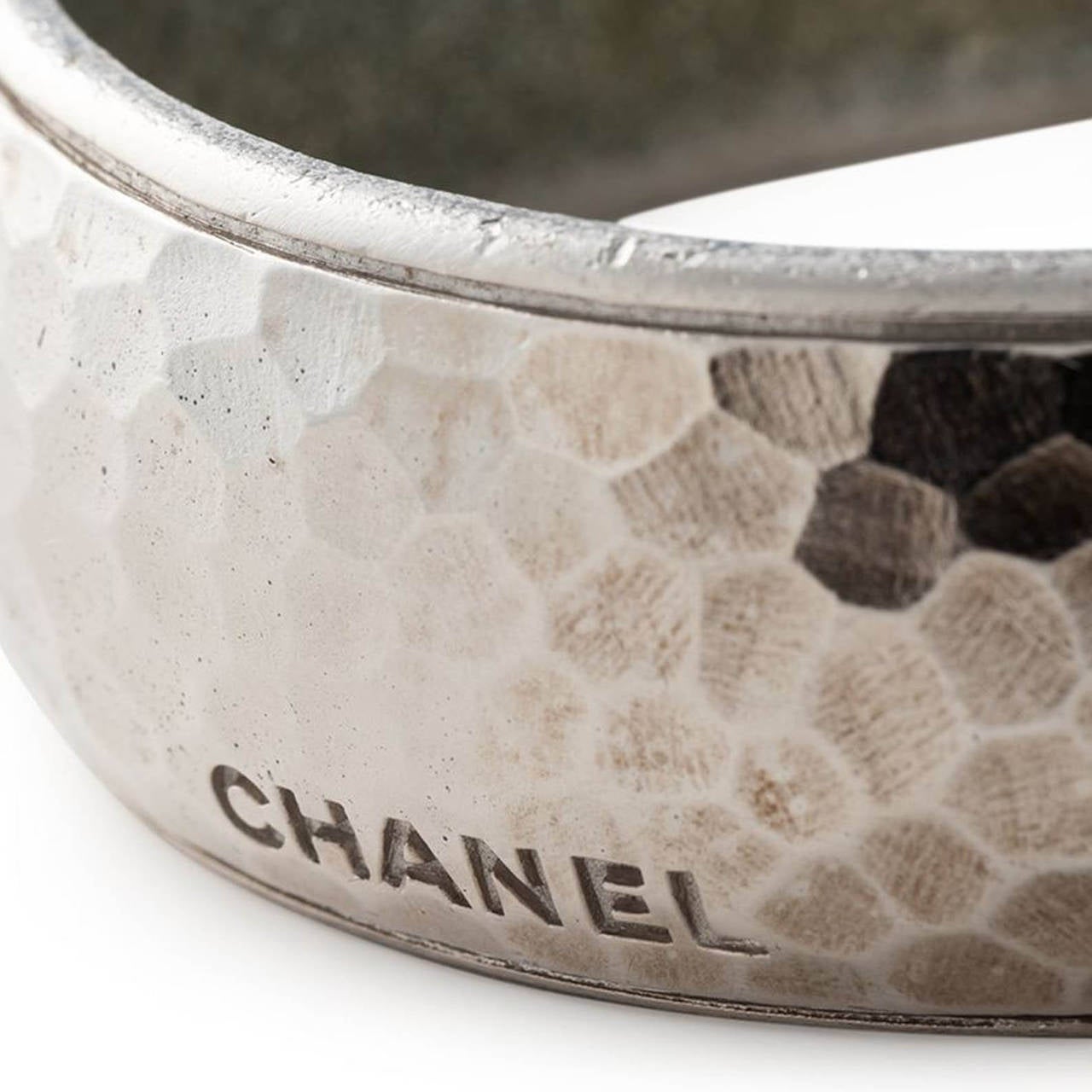 This silver-tone textured bangle from Chanel features an internal logo plaque and an engraved front logo.

Measurements: Width: 2.5 cm, Circumference: 20.5 cm

Material: Metal

Colour: Silver