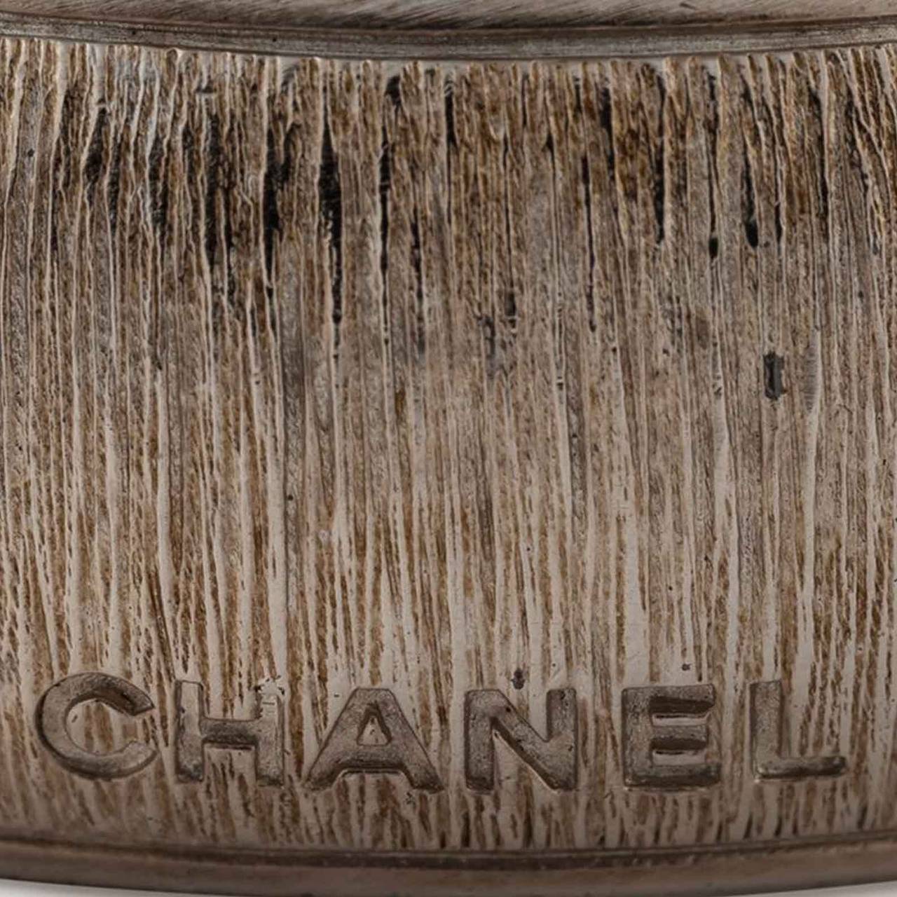 This textured Silver-tone bangle from Chanel features a front engraved logo stamp and an internal logo plaque.

Measurement: Width: 1.5 cm, Circumference: 20.3 cm

Material: Metal

Colour: Silver-tone