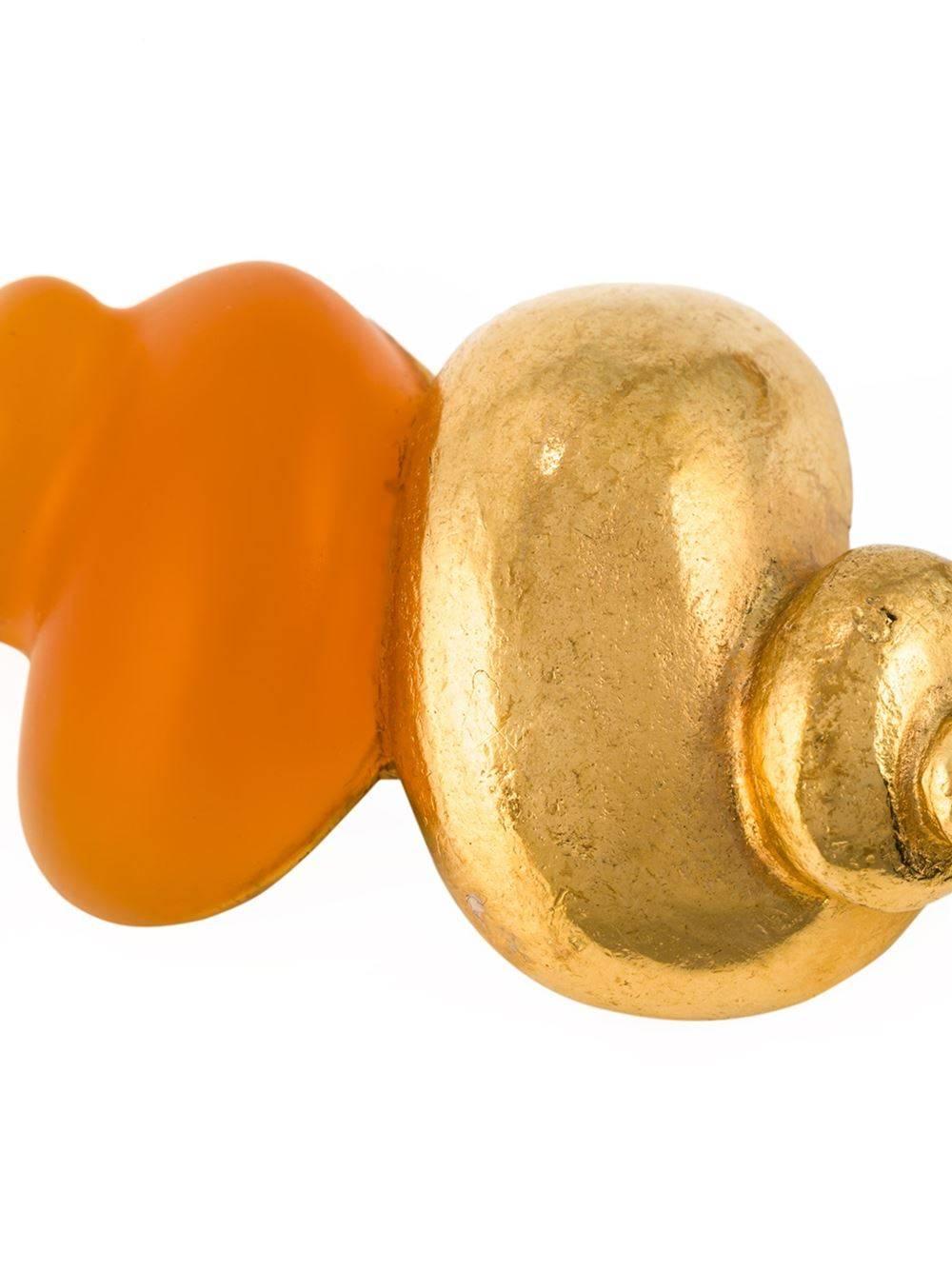 Gold-tone and orange shell earring from Dior featuring a clip on fastening.

Colour: Gold, orange

Material: gold- plated metal, plastic

Measurements: width: 3 centimetres, length: 5 centimetres

Condition: Excellent