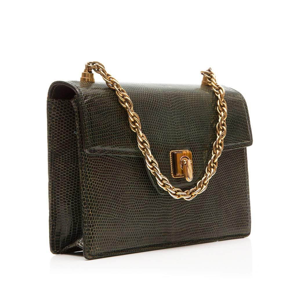 Vintage-Handtasche von Gucci aus olivgrünem Eidechsenleder mit einem Klappschloss und einer goldfarbenen Kette. Das Innere der Tasche ist mit dunkelbraunem Leder ausgekleidet und verfügt über drei offene Fächer und ein Reißverschlussfach. Diese