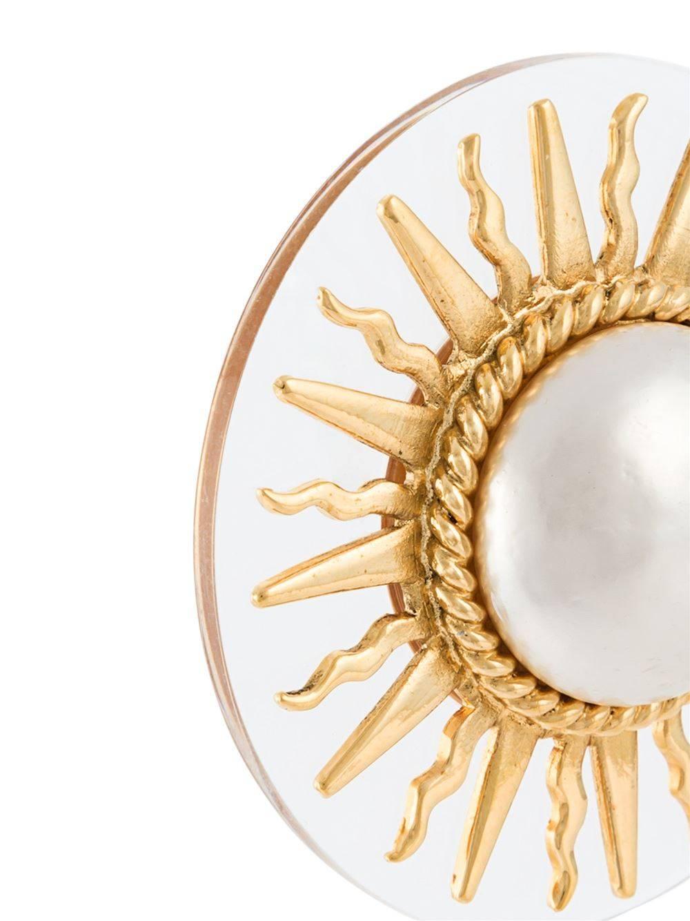 Gold-tone metal and plastic sun clip-on earrings featuring a faux pearl centre. 

Colour: Gold-tone

Material: Plastic 100% / Metal (Other) 100%

Measurements: W: 5cm, L: 5cm

Condition: 8 out of 10
Very good
