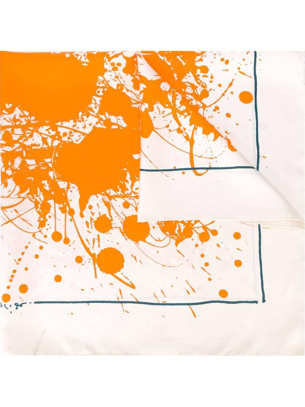 Orange and nude silk paint splatter print foulard featuring finished edges. 

Colour: Orange / Nude

Material: Silk 100%

Measurements: L: 88cm, W: 88cm

Condition: 8 out of 10
Good. It has marks.