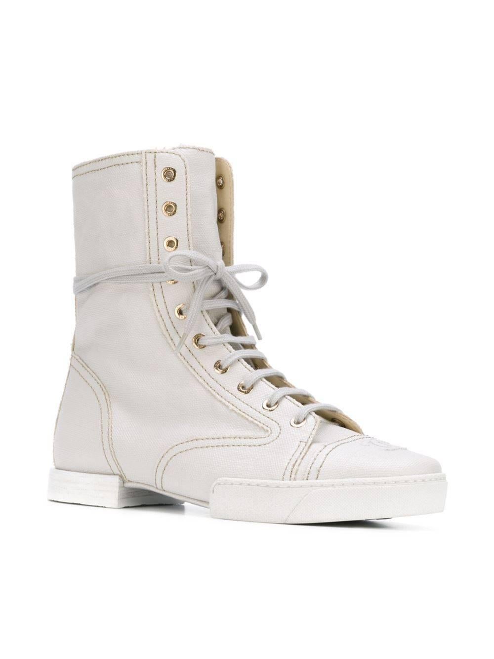 White canvas lace-up ankle boots featuring a round toe, a front embossed logo stamp, a lace-up front fastening and a flat rubber sole.

Colour: White

Material: Canvas 100% / Rubber 100%

Measurements: H: 19cm, Heel: 1.6cm

Size: FR