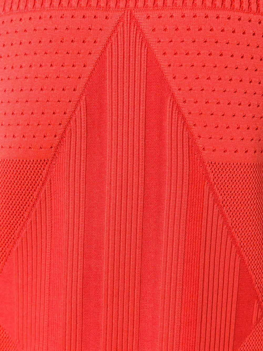 Rotes, ärmelloses Strickkleid aus Baumwollgemisch mit folgenden Eigenschaften: Rundhalsausschnitt, Stretch-Passform, kurze Länge und gerader Saum.

Farbe: Rot

Material: Baumwolle 17% / Polypropylen 83%

Maße: Hüfte: 100cm, Taille: 94cm,