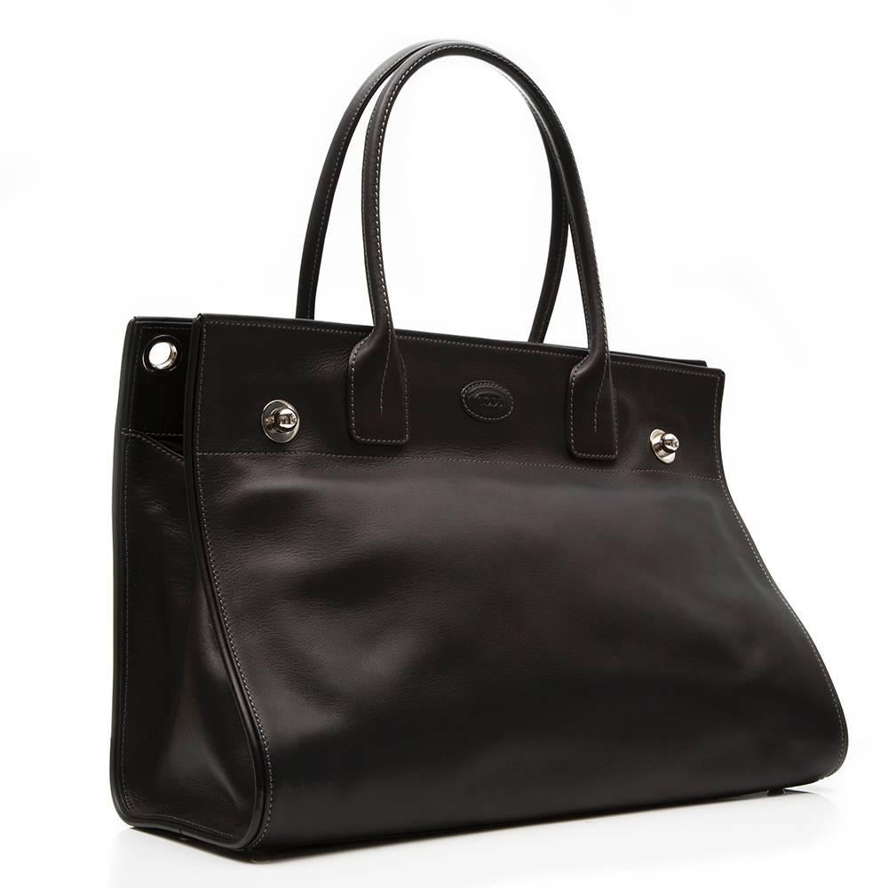Tods tote bag in black leather featuring silver tone hardware. The main compartment of the bag has no closure but the interior has two large zip pockets and four open pockets. The bag is lined in black fabric.

Colour: Black

Material: