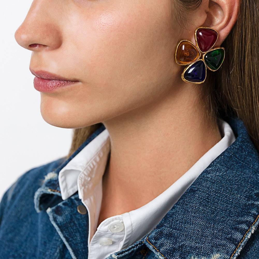 Add a retro flourish to an ensemble with this pair of vintage Chanel cli-on earrings from 1984. Inlaid with primary-coloured, petal-shaped glass stones offset with a gold-tone frame, in a design that exudes artisanal romance.