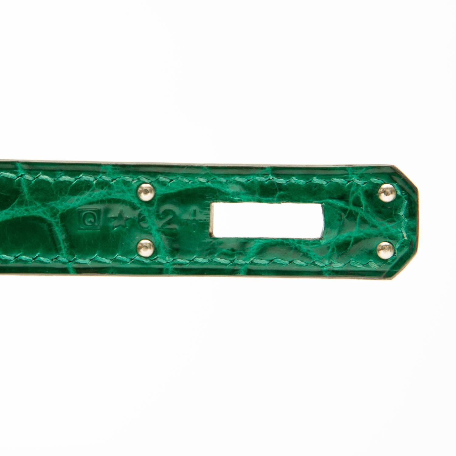 Hermes Emerald Green Kelly Cut in shiny Porosus Crocodile withsilver​ hardware.  In Excellent Condition In London, GB