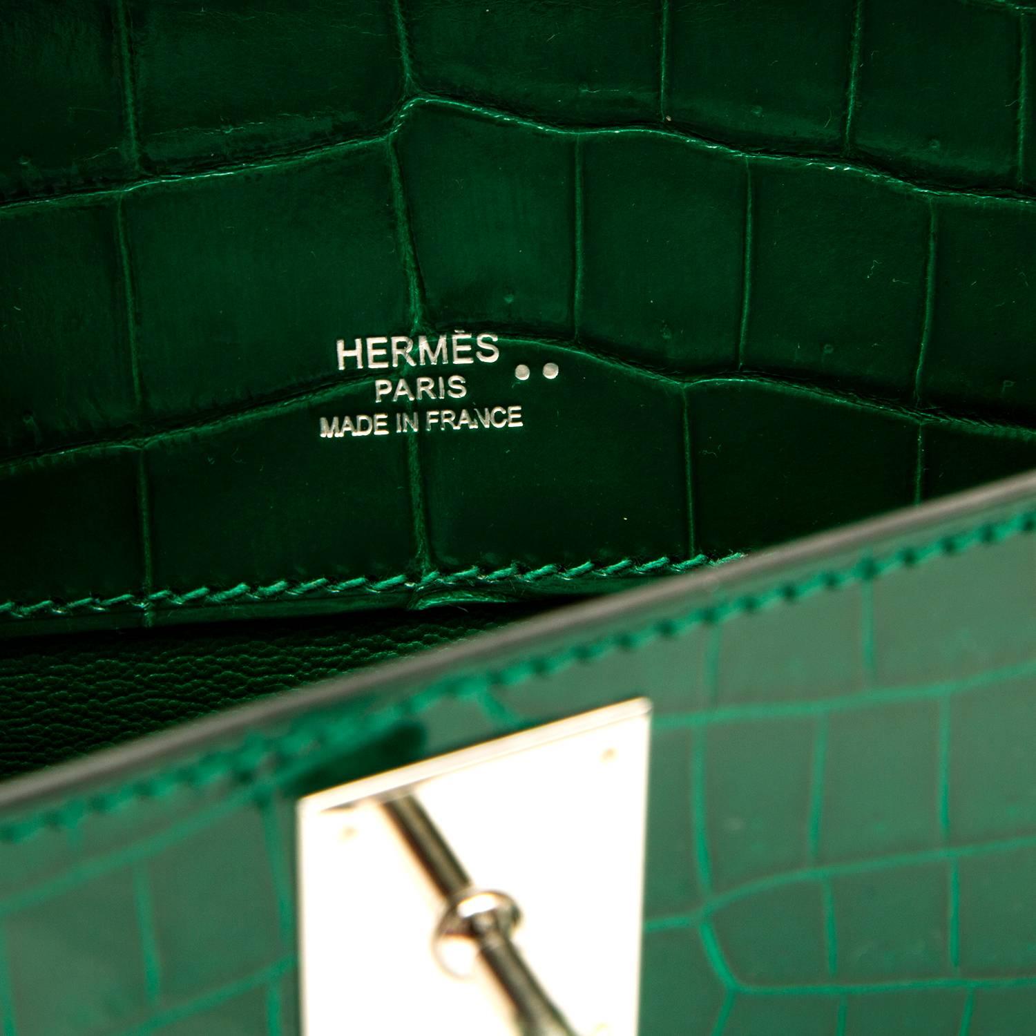 Women's Hermes Emerald Green Kelly Cut in shiny Porosus Crocodile withsilver​ hardware. 