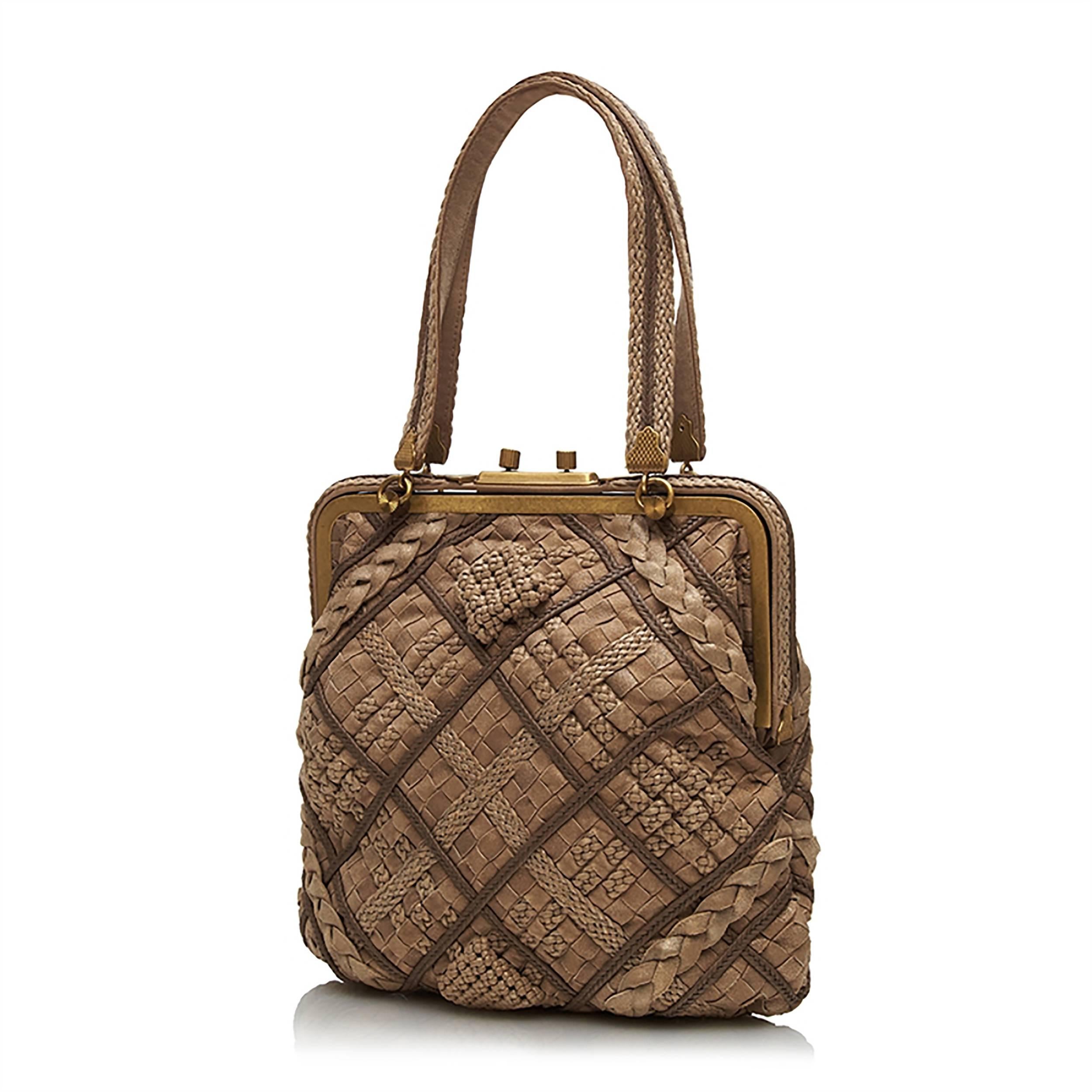 Bottega Veneta's signature Intrecciato woven leather is here rendered in an exquisite, brown square-shaped clutch. Its braided, patterned design exudes the artisanal aesthetic inherent to the Italian fashion house. This is luxuriantly offset by a