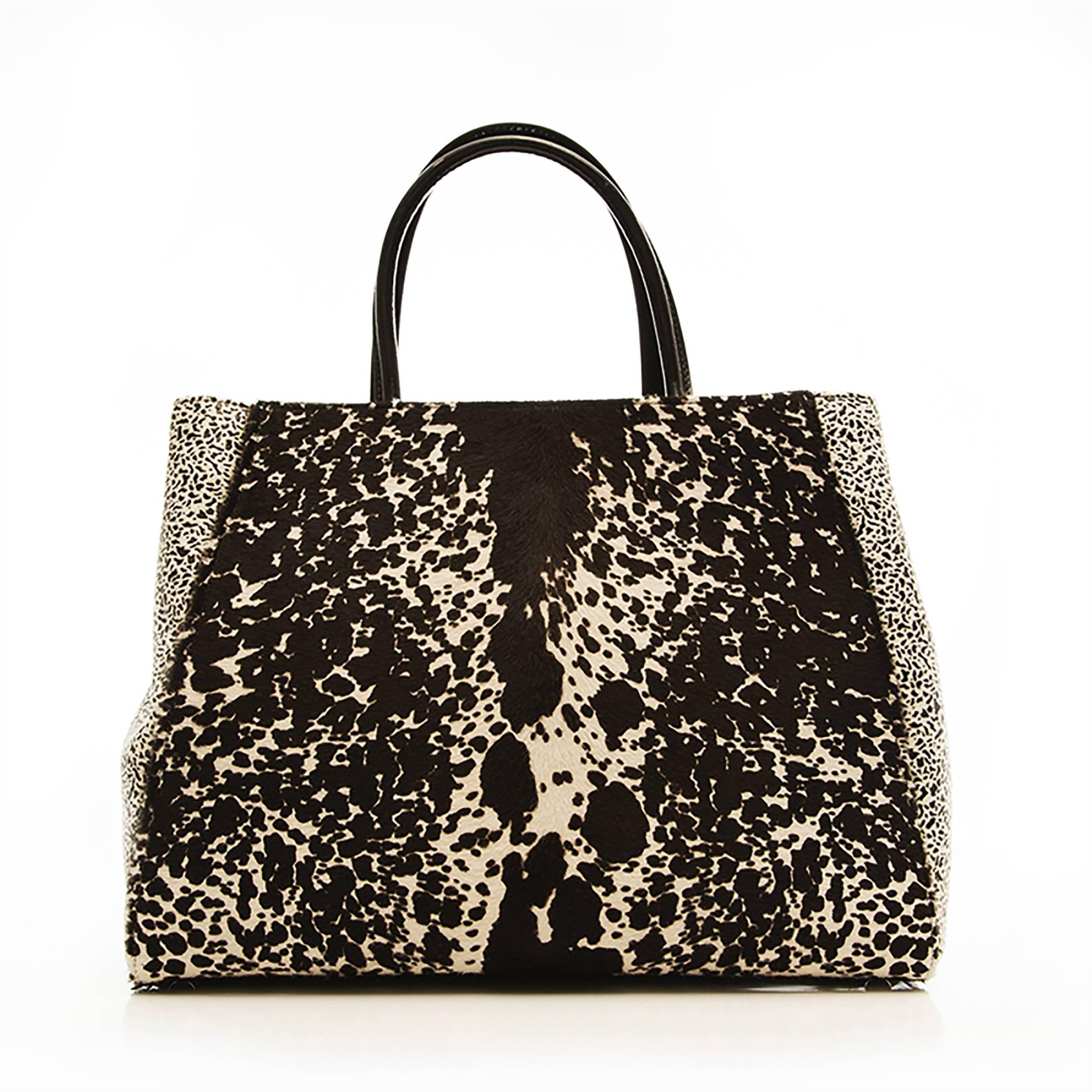 Indulge in a Fendi It-bag with this spectacular edition of iconic 2Jours tote bag. Crafted from an exquisite, speckled calfskin for an additional twist of Fendi heritage, given the premier reputation of the brand's fur atelier. Offset with