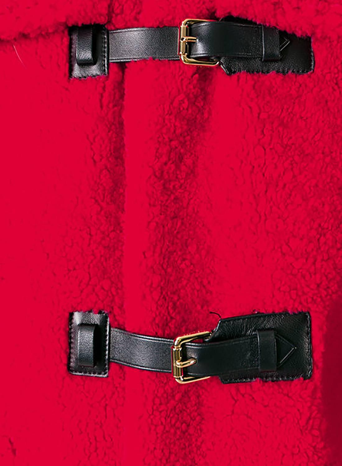 Be unforgettable in this bold Louis Vuitton coat, crafted from black leather and a vivid red shearling. Its oversized silhouette is finished with gold-tone buckle fastenings.

Colour: Black, red

Composition: Shearling, leather

Size: 40